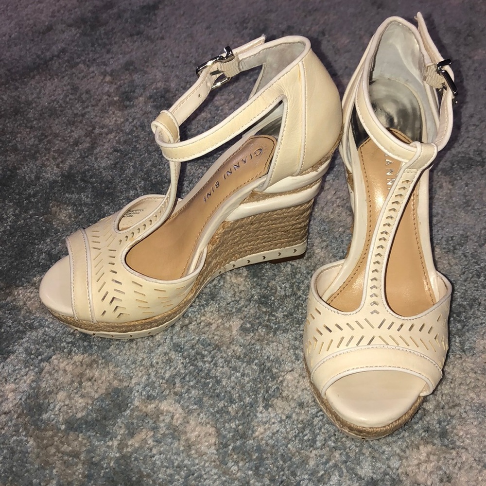 Gianni Bini 5.5m GUC  Beige Wedge T-strap Sandals